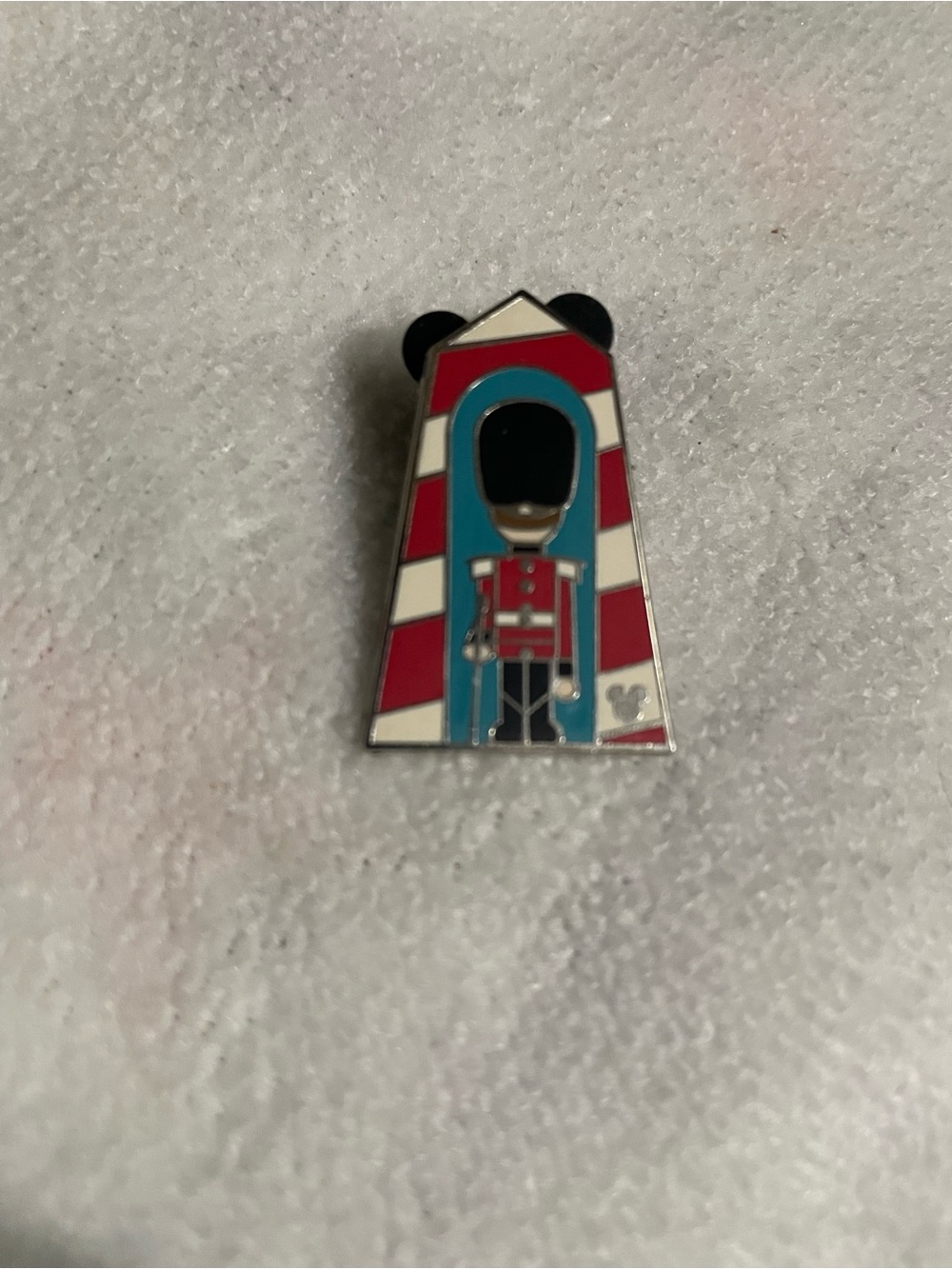 Disney Hidden Mickey British Queen’s Guard Pin